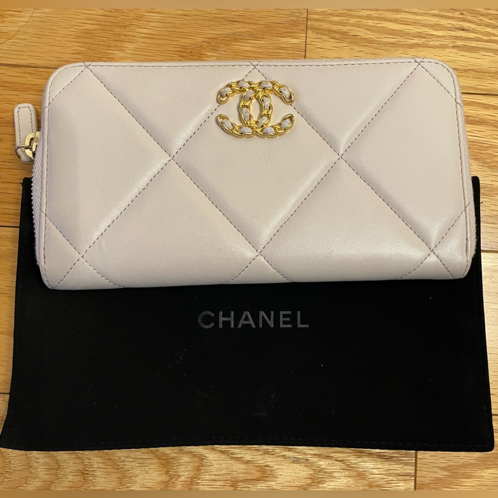 Chanel 19 zipped long wallet with cream color in lambskin